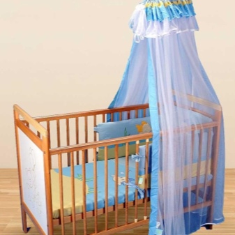 Балдахины на детскую кроватку: какие бывают и в чем их особенности?