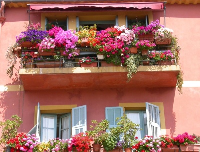 Дизайн балкона с цветами