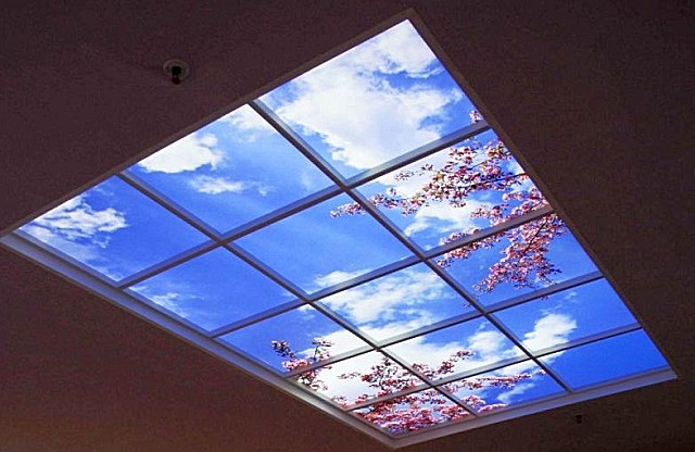 Стеклянный потолок с подсветкой – имитация окна в открывающиеся просторы