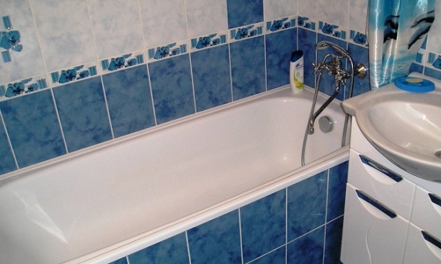 Керамической плитке в ванных комнатах по уровню популярности пока еще нет равных