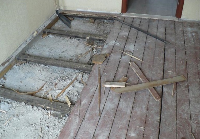Демонтаж деревянного покрытия обычно открывает сопевшие залежи строительного мусора и скопившейся за десятилетия пыли.