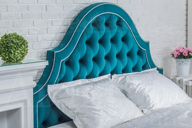 Изголовье кровати, декорированное в технике каретной стяжки — «капитоне».