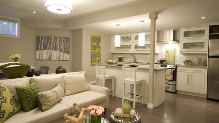 Дизайн квартиры-студии в белом цвете с зелеными элементами декора
