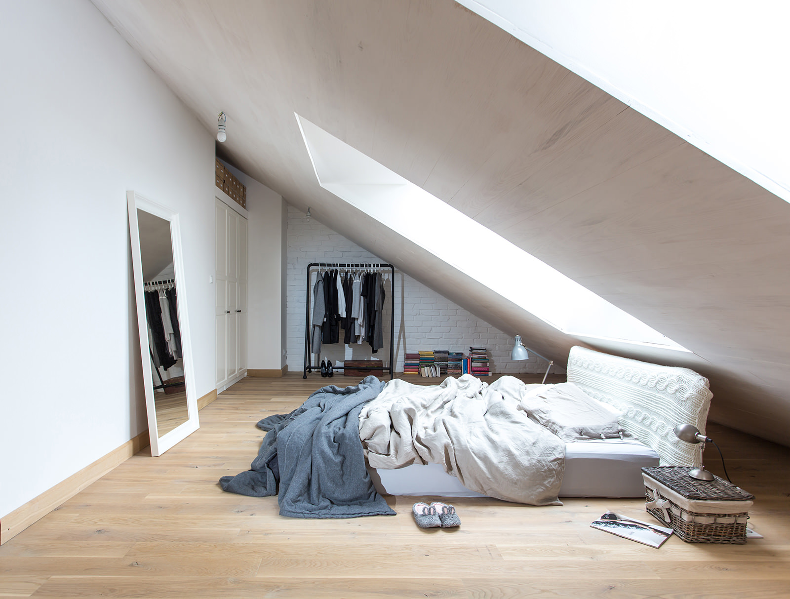 Много естественного освещения этой модерновой спальне достается за счет мансардных окон