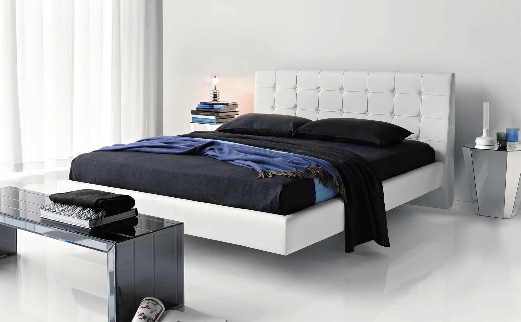 В спальне стиля модерн можно сочетать серые, черные, белые и даже синие оттенки