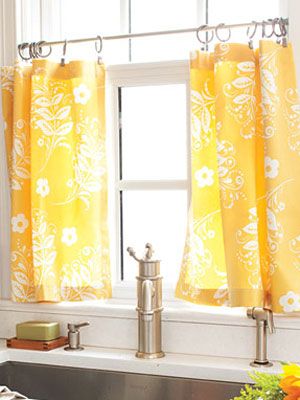 Желтые шторы в комнате