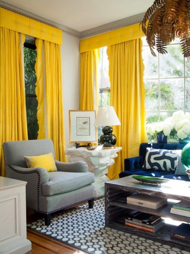 Желтые шторы в комнате