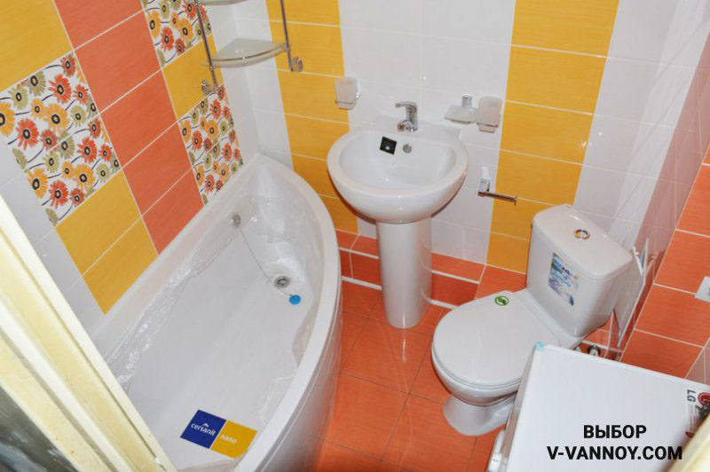 Оранжево-желтый интерьер в совмещенном санузле. Угловая ванна радиальной формы позволит перемещаться в помещении с комфортом.