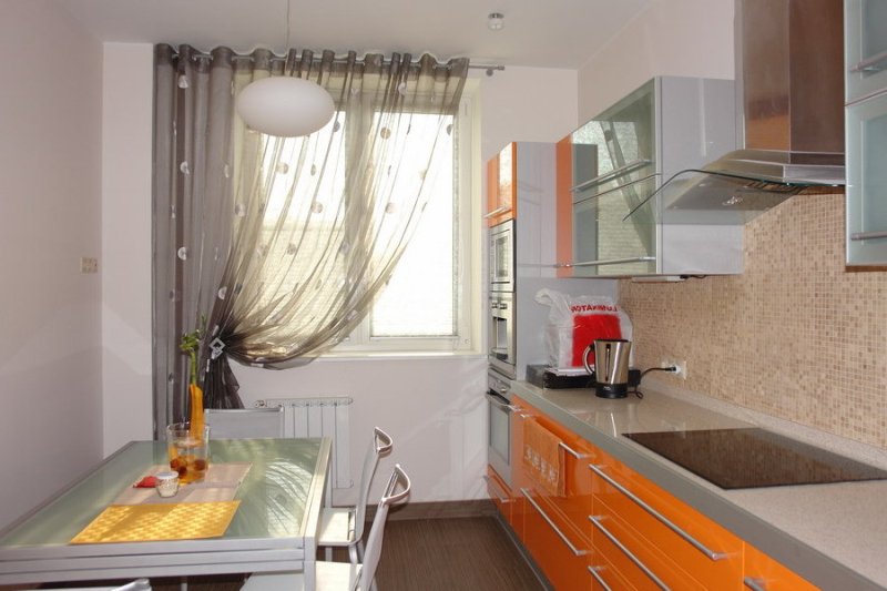 Немаловажную роль в интерьере кухни играют правильно подобранные и оригинальные занавески на окнах