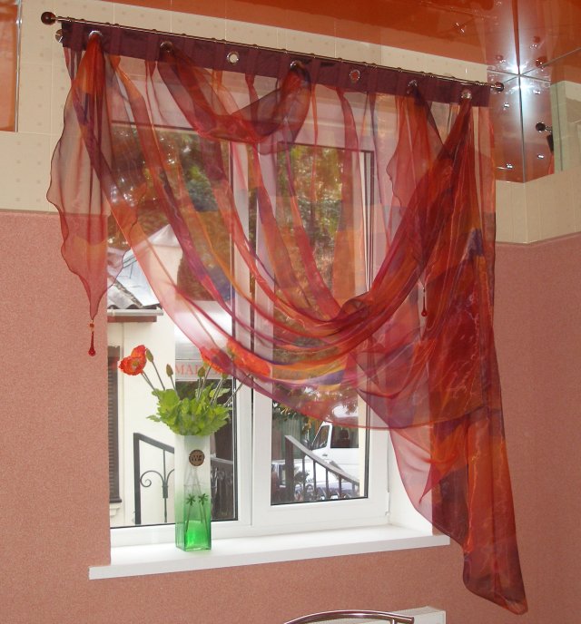В зависимости от площади комнаты подбирается ткань и модель шторы на один бок