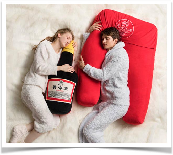 Девушка и юноша спят с подушками обнимашками в виде бутылок