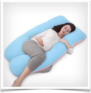 Беременная девушка лежит в u подушке