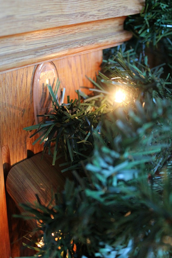 Great tips on how to put together a pretty Christmas garland and how to hang it from the stairs.