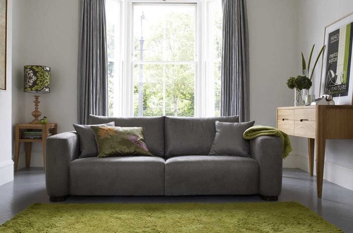 идея красивого интерьера гостиной с диваном
