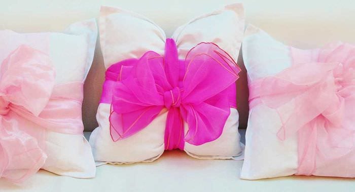 идея красивых декоративных подушек в дизайне гостиной