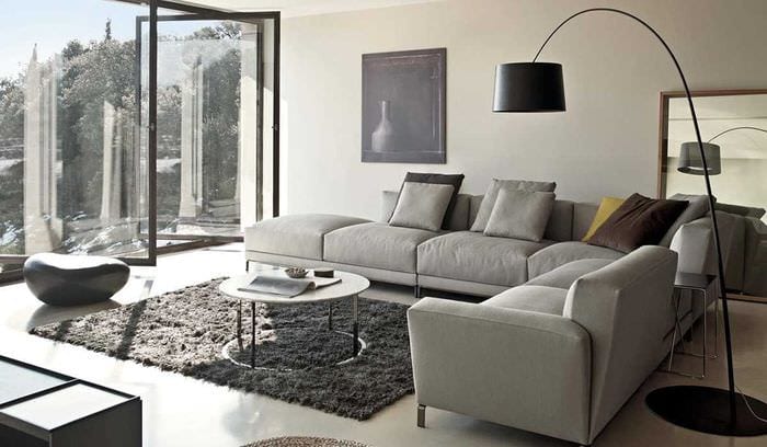 идея необычного интерьера квартиры с диваном