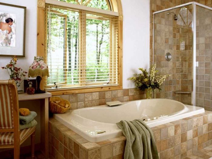 вариант необычного стиля ванной комнаты с окном