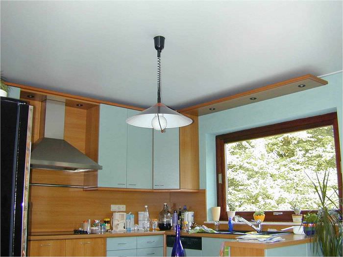 пример необычного интерьера потолка кухни