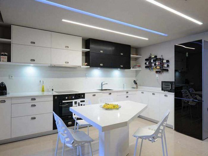 пример красивого дизайна потолка кухни