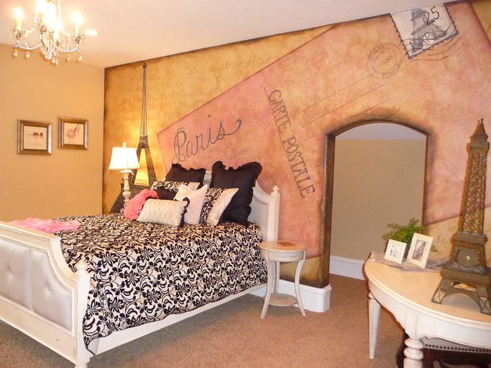 Спальня во французском стиле с фотообоями на стене