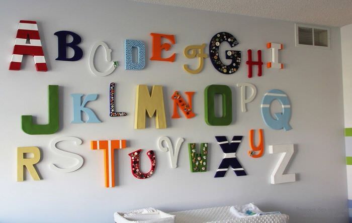 Цветные буквы из пенопласта на стене жилой комнаты