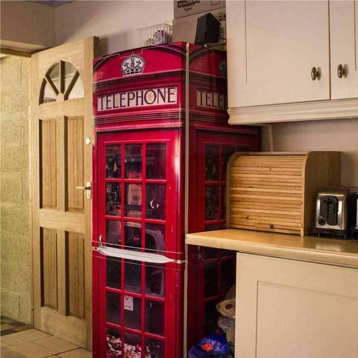 Декор холодильника своими руками под телефонную будку