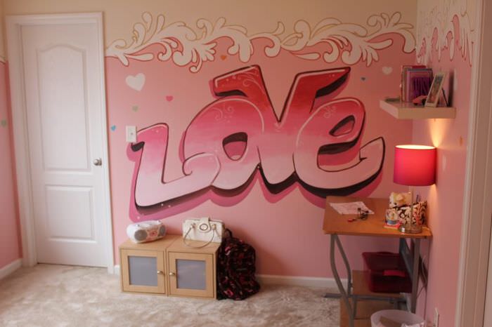 Надпись в розовых тонах на стене комнаты девочки