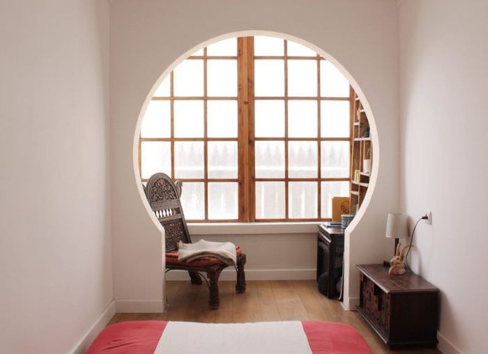 Окно в спальне с деревянной рамой