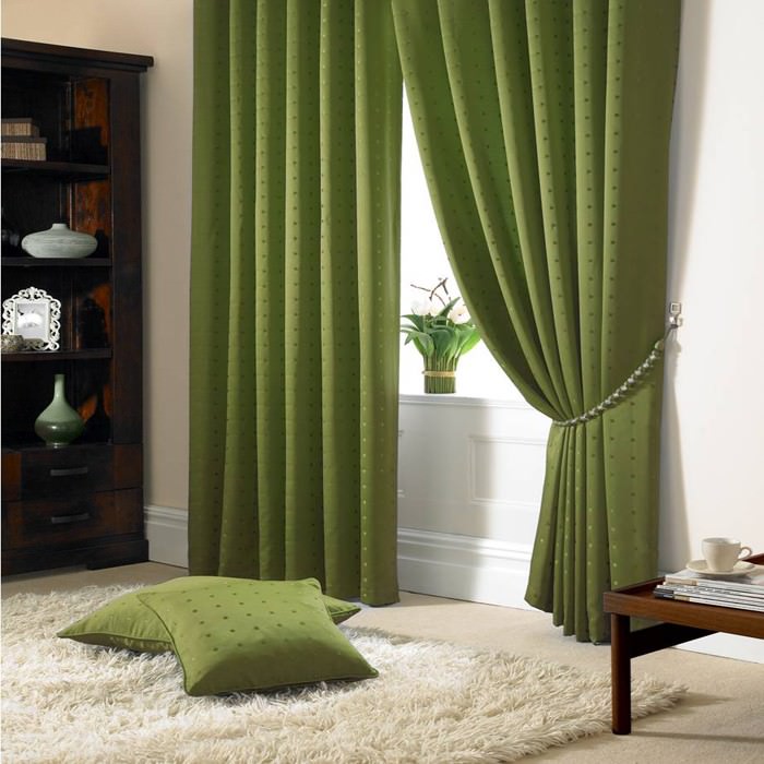 Темно-зеленые подушки на сером ковре