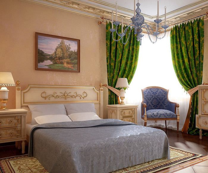 Спальня в классическом стиле с зелеными шторами