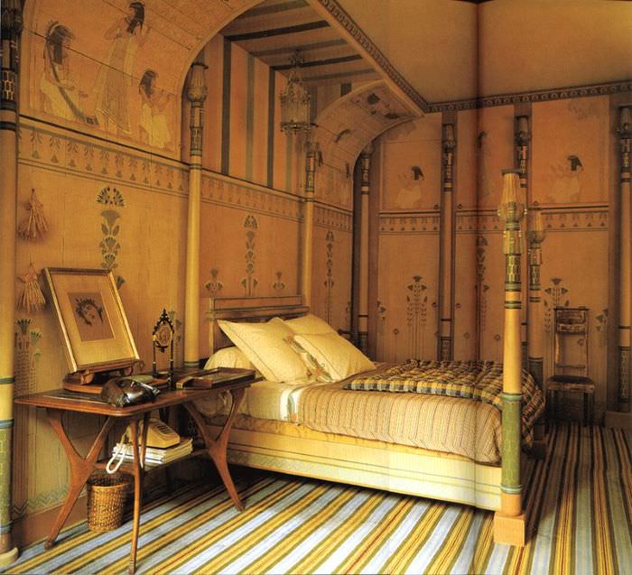 Ковер в полоску на полу спальни в египетском стиле