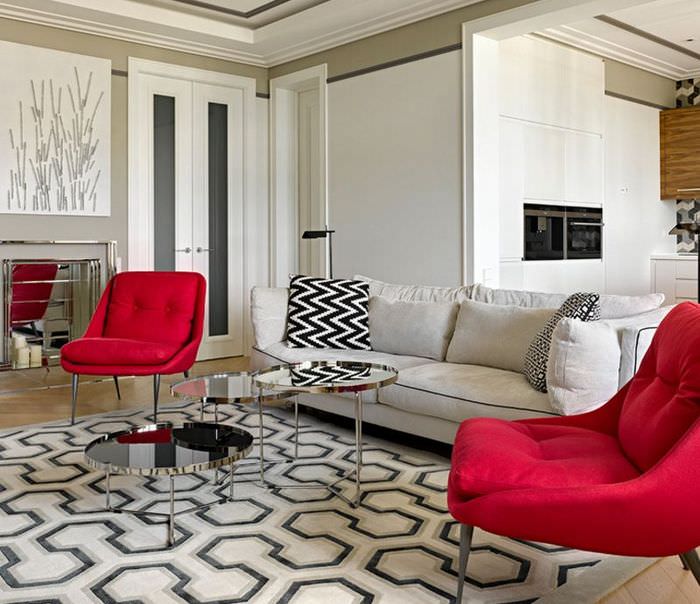 Два красных кресла на ковре с геометрическим рисунком