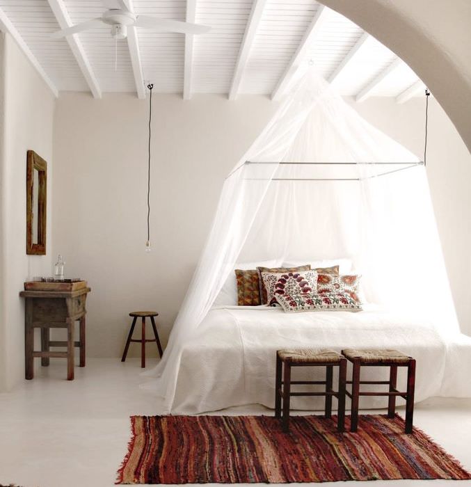 Интерьер светлой спальни в греческом стиле