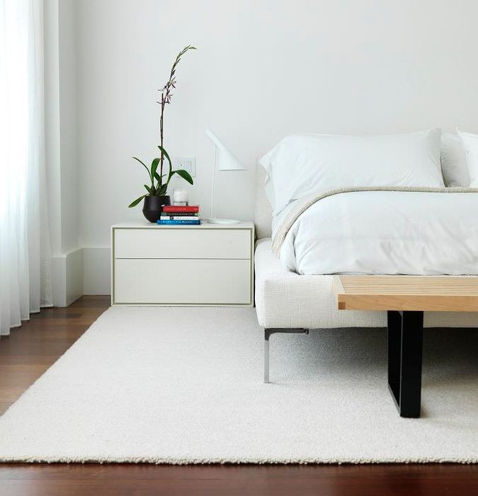 Белый ковер на полу спальни в стиле минимализма