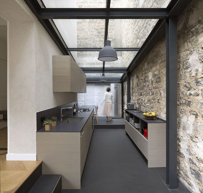 Дизайн кухни со стеклянным потолком