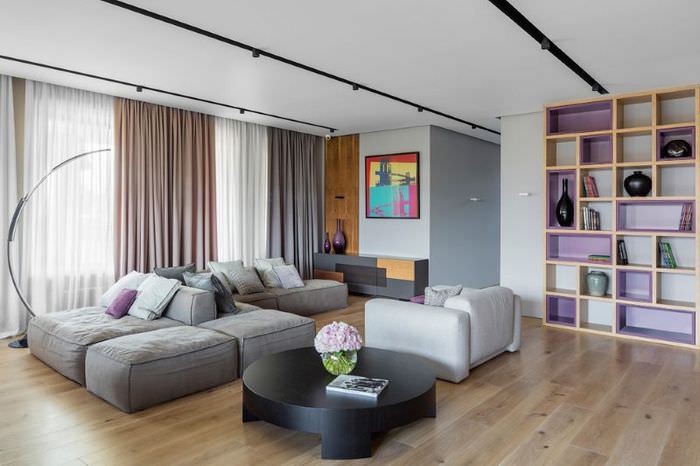 Модульный диван серого цвета в дизайне просторной гостиной