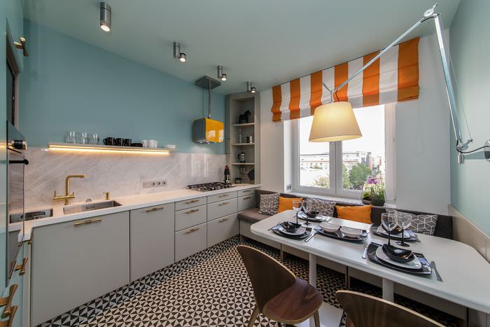 Кухонные шторы в оранжевую полоску