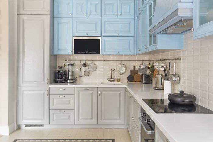 Сочетание серого цвета с голубым в кухне небольшого размера