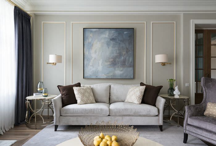 Дизайн классической гостиной с серым диваном