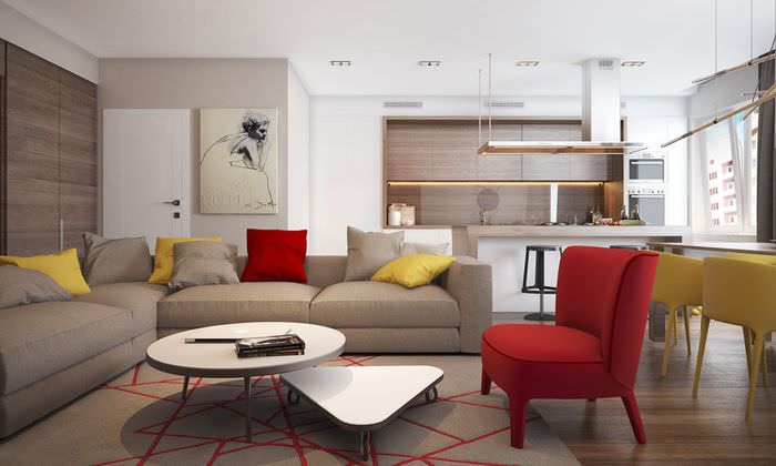 Серый диван в большой гостиной стиля модерн