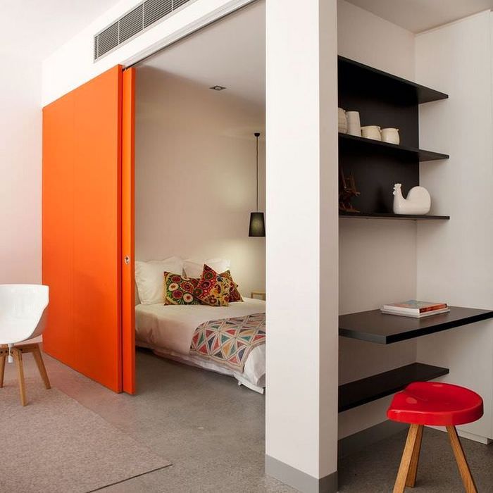 Оранжевая раздвижная перегородка между спальней и гостиной