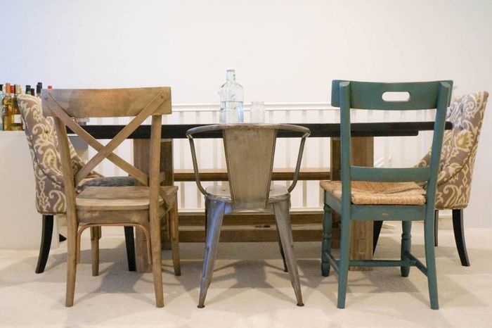 Разные стулья за обеденным столом