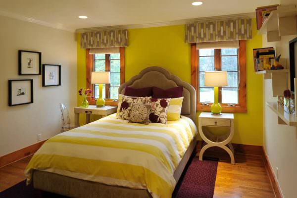 Если комнату нужно немного согреть, то как никогда кстати будет желтый цвет. Благодаря солнечным оттенкам пространство становится уютным, сухим и теплым. 