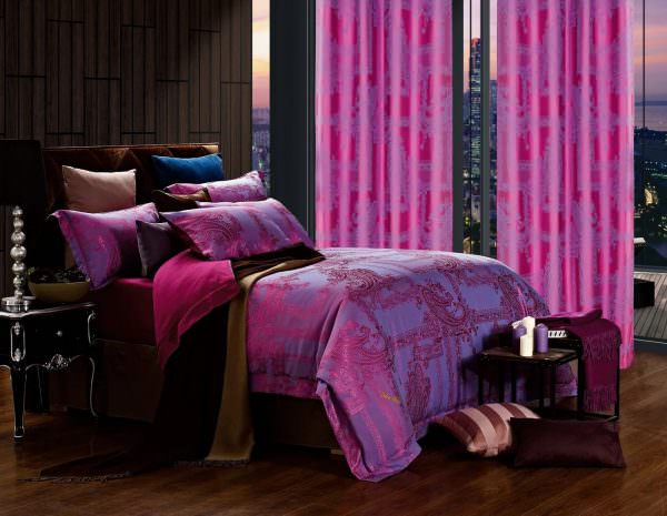 Красно-фиолетовые шторы могут использоваться как дополнение к элементам декора, так и выступать самостоятельной единицей, привлекая внимание, и создавая яркий акцент в комнате.