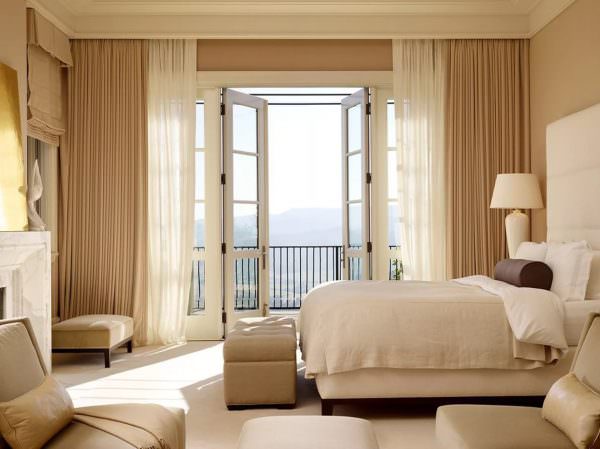В спальне рекомендуется использование неярких цветов. Декор окна должен способствовать общему расслаблению организма, так как спальня – место для отдыха. 