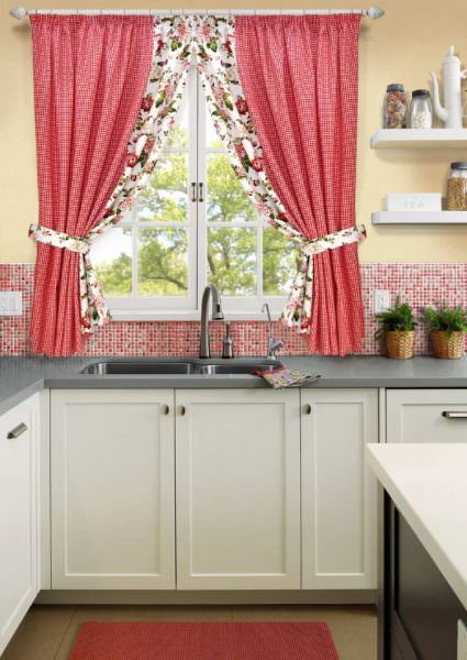 Занавески, связанные на кухню в стиле прованс, особенно колоритны.