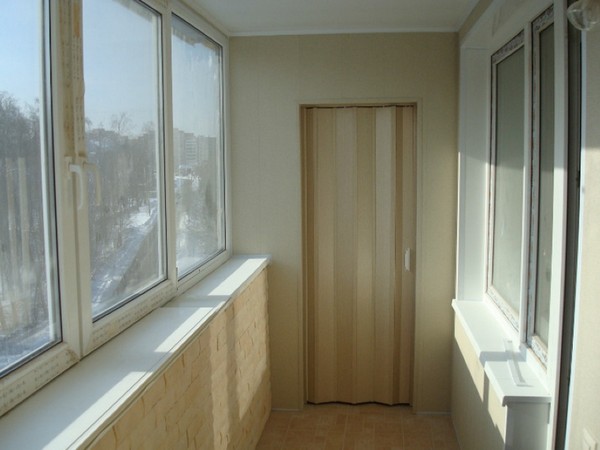 Шкаф с дверью-гармошкой на балконе