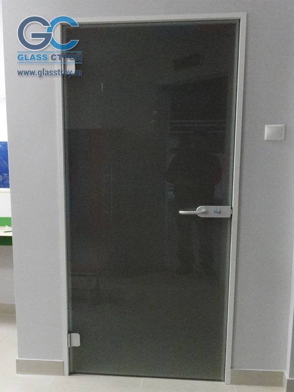 Цельностеклянная прозрачная дверь в комплекте с рамой, цилиндрическим замком, ручками и петлями