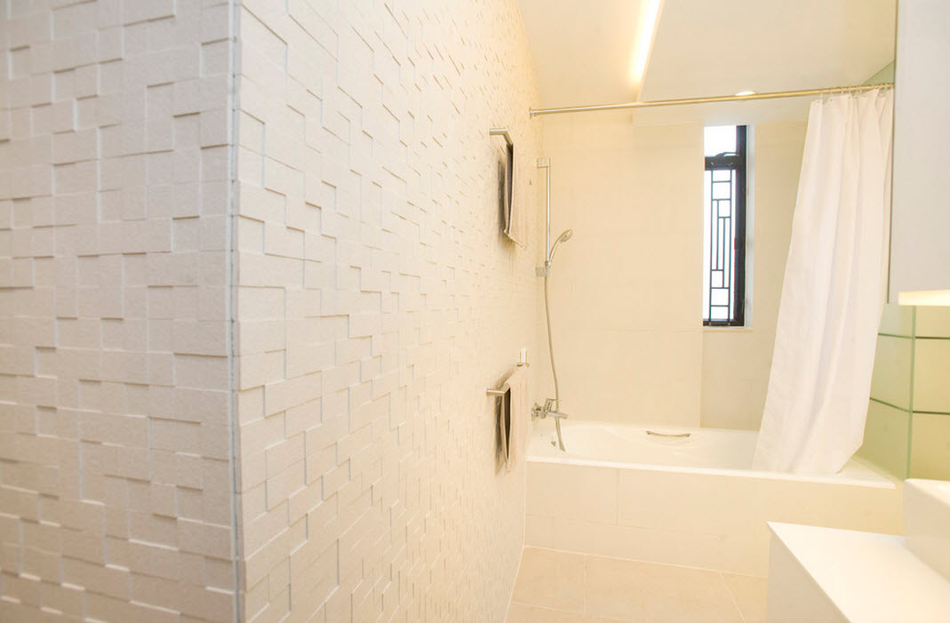 Белая матовая плитка на стене в ванной