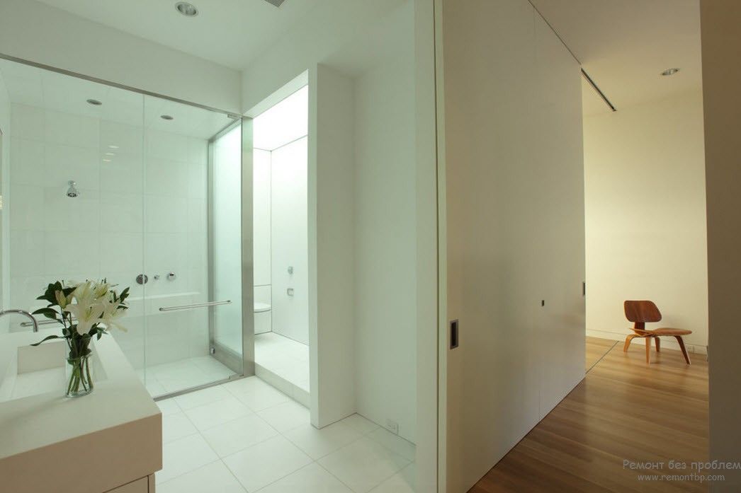 Дизайн ванной комнаты, выполненный в светлых тонах